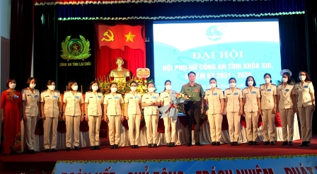 Đại tá Nguyễn Viết Giang - UV BTV Tỉnh ủy, Giám đốc Công an tỉnh tặng hoa chúc mừng Ban Chấp hành khóa XIII, nhiệm kỳ 2021-2026