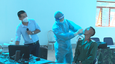 Cán bộ Trung tâm y tế huyện hướng dẫn cán bộ, chiến sỹ lấy mẫu dịch họng