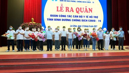 Các đồng chí lãnh đạo tỉnh tặng hoa chúc mừng Đoàn công tác lên đường hỗ trợ tỉnh Bình Dương chống dịch Covid-19