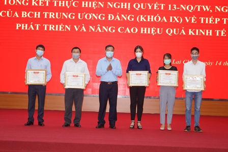 Đồng chí Tống Thanh Bình - UV BTV Tỉnh ủy, Bí thư Thành ủy, Chủ tịch UBND thành phố trao giấy khen cho các tập thể có thành tích tiêu biểu