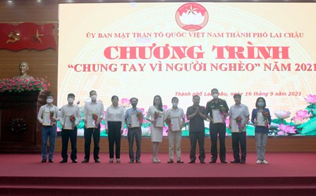  Đại diện lãnh đạo thành phố Lai Châu trao giấy chứng nhận cho các cơ quan, đơn vị, doanh nghiệp ủng hộ Quỹ "Vì người nghèo”
