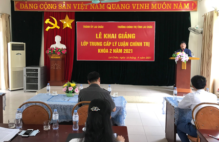 Đồng chí Nguyễn Tiến Tăng - Hiệu trưởng Trường Chính trị tỉnh phát biểu khai giảng và giao nhiệm vụ cho giảng viên và học viên lớp Trung cấp LLCT khóa 2 năm 2021