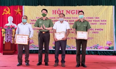 Đại tá Nguyễn Viết Giang - UV BTV Tỉnh ủy, Giám đốc Công an tỉnh tặng Giấy khen cho các tập thể