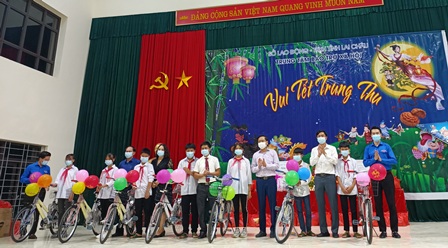 Các đồng chí lãnh đạo: Ban Tuyên giáo Tỉnh uỷ, Sở Lao động Thương binh và Xã hội, Tỉnh Đoàn, Hiệp Hội Doanh nghiệp trẻ tỉnh Lai Châu trao tặng xe đạp cho các cháu thiếu nhi