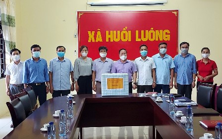  Đoàn công tác tặng quà xã Huổi Luông, huyện Phong Thổ