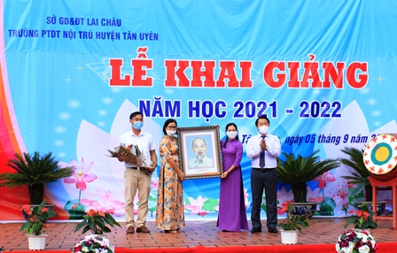 Đồng chí Sùng A Hồ - UV BTV Tỉnh ủy, Chủ tịch Ủy ban MTTQ Việt Nam tỉnh tặng bức tranh Bác Hồ cho tập thể nhà trường