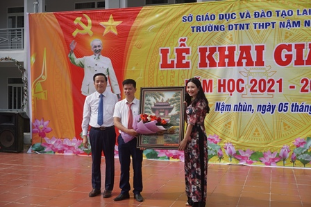 Đồng chí Lê Đức Dục - UV BTV Tỉnh ủy, Trưởng Ban Tuyên giáo Tỉnh ủy thay mặt Tỉnh ủy, HĐND, UBND, Ủy ban MTTQ Việt Nam tỉnh tặng hoa và bức tranh cho tập thể nhà trường