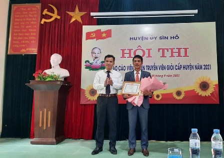 Đồng chí Bùi Văn Tuấn - Phó Bí thư Thường trực Huyện ủy, Trưởng Ban Tổ chức Hội thi trao giải nhất cho thí sinh