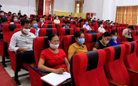 Quang cảnh buổi buổi tiếp xúc cử tri tại Trung tâm huyện Tân Uyên 