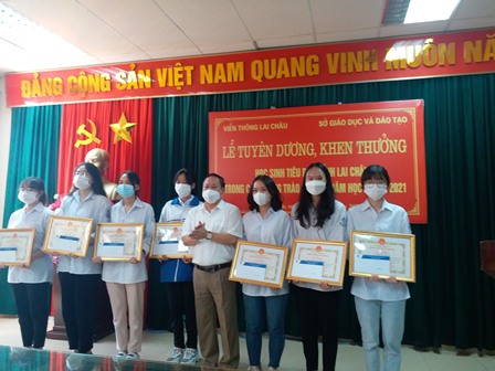 Đồng chí Tống Thanh Hải - UVBTV Tỉnh ủy, Phó Chủ tịch Thường trực UBND tỉnh trao thưởng cho các học sinh tiêu biểu