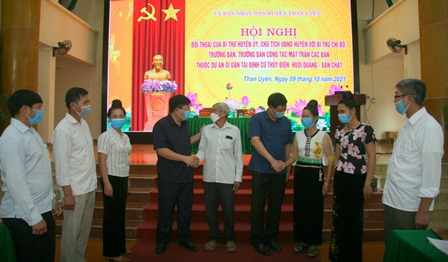 Đồng chí Hoàng Hữu An - Tỉnh ủy viên, Bí thư Huyện ủy, Chủ tịch UBND huyện trò chuyện với người dân tái định cư