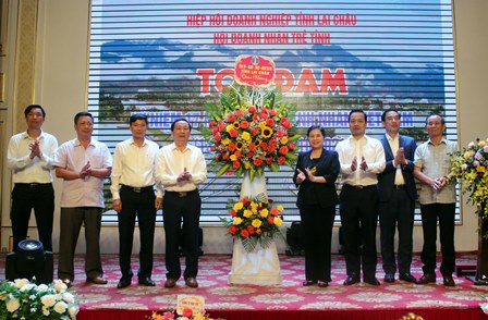 Các đồng chí lãnh đạo tỉnh tặng hoa chúc mừng nhân Ngày Doanh nhân Việt Nam