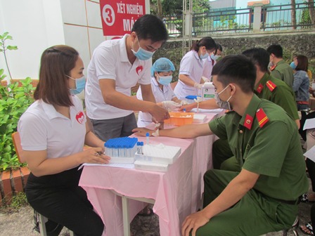 Tình nguyện viên lấy máu xét nghiệm trước khi hiến máu