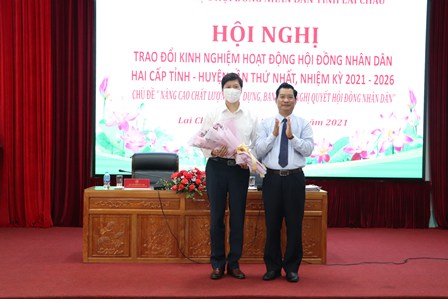Đồng chí Chu Lê Chinh - UV BTV Tỉnh ủy, Phó Chủ tịch HĐND tỉnh tặng hoa Thường trực HĐND huyện Tân Uyên