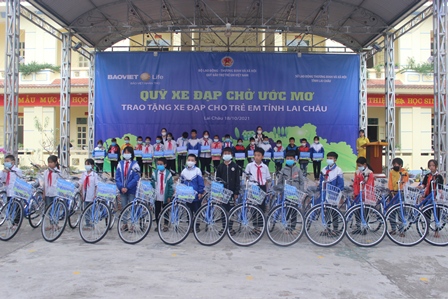 Đại diện lãnh đạo Bảo Việt nhân thọ Lai Châu, UBND huyện Phong Thổ trao xe đạp cho học sinh nghèo vượt khó