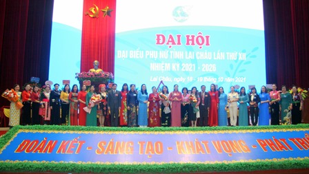 Lãnh đạo Trung ương Hội Liên hiệp Phụ nữ Việt Nam và tỉnh tặng hoa chúc mừng Ban Chấp hành khóa XII, nhiệm kỳ 2021-2026