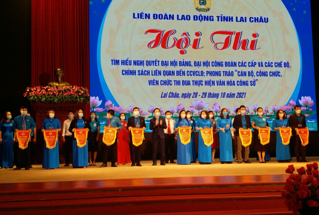 Đồng chí Nguyễn Thị Thiện - Tỉnh ủy viên, Chủ tịch Liên đoàn lao động tỉnh cùng lãnh đạo Liên đoàn Lao động tỉnh trao cờ lưu niệm cho các đội dự thi