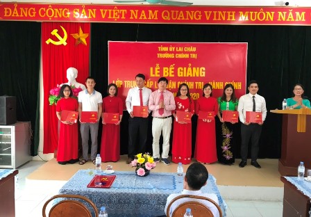 Đồng chí Nguyễn Tiến Tăng - Hiệu trưởng Trường Chính trị tỉnh trao bằng cho các học viên tốt nghiệp.