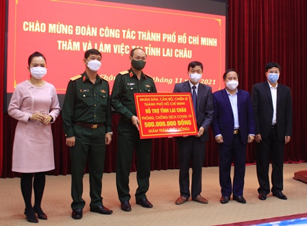 Đoàn công tác trao quà của Nhân dân, cán bộ, chiến sỹ thành phố Hồ Chí Minh hỗ trợ tỉnh Lai Châu phòng, chống dịch Covid-19