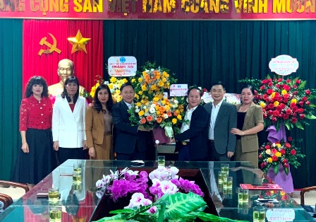 Đồng chí Tống Thanh Hải - UV BTV Tỉnh ủy, Phó Chủ tịch Thường trực UBND tỉnh tặng hoa chúc mừng ngành Giáo dục