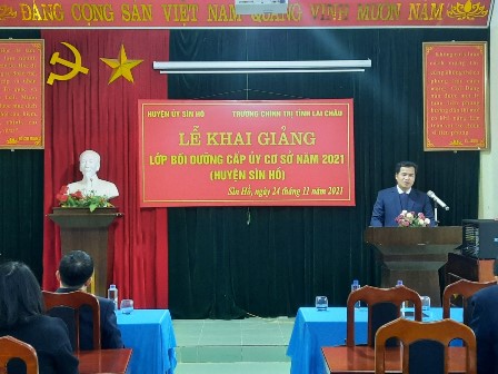 Đồng chí Bùi Văn Tuấn - Phó Bí thư Thường trực Huyện ủy phát biểu tại lễ khai giảng
