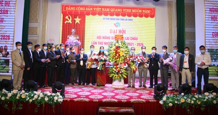 Các đồng chí lãnh đạo tỉnh, sở, ngành tặng hoa chúc mừng Ban Chấp hành Hội Nông sản tỉnh Lai Châu khóa I, nhiệm kỳ 2021-2026