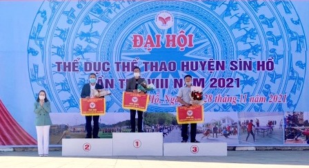 Đồng chí Lý Thị Na - Phó Chủ tịch UBND huyện, Trưởng Ban Tổ chức Đại hội trao giải cho các đoàn