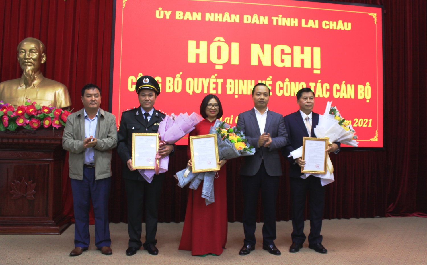 Các đồng chí lãnh đạo tỉnh trao quyết định bổ nhiệm và tặng hoa chúc mừng các đồng chí được bổ nhiệm