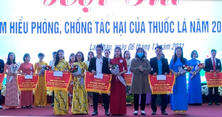 Đồng chí Nguyễn Thị Thiện – Chủ tịch Liên đoàn Lao động tỉnh, Trưởng Ban Tổ chức Hội thi trao giải nhất, nhì cho các đội
