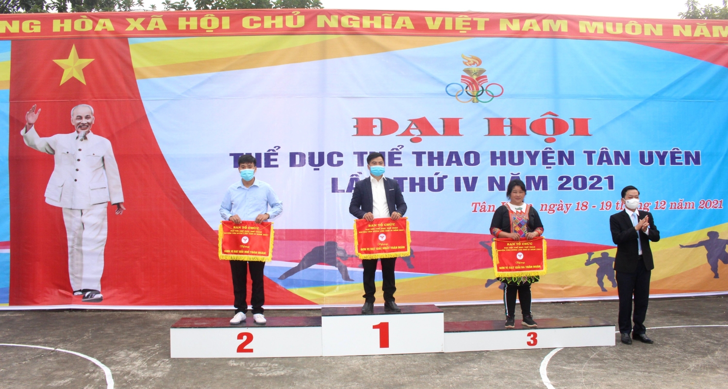 Đồng chí Lò Văn Biên - UVBTV huyện ủy, Phó Chủ tịch UBND huyện trao giải nhất, nhì, ba toàn đoàn cho các đội