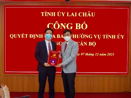 Đồng chí Lê Văn Lương - Phó Bí thư Thường trực Tỉnh ủy trao Quyết định cho đồng chí Nguyễn Văn Nghiệp