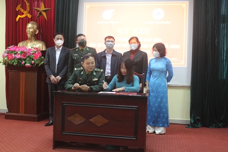 Lãnh đạo Đồn Biên phòng Huổi Luông và Hội LHPN thành phố Lai Châu ký kết chương trình phối hợp giai đoạn 2021- 2026