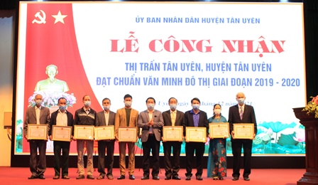 Đồng chí Nguyễn Thanh Văn - Chủ tịch UBND huyện trao giấy khen cho các tập thể có thành tích xuất sắc trong xây dựng văn minh đô thị giai đoạn 2019 - 2020