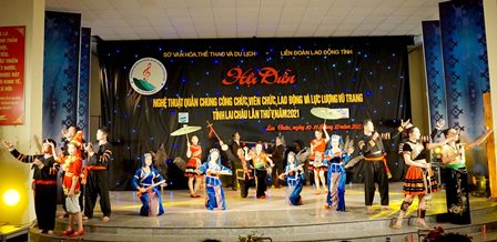 Tiết mục hát - múa “Vui hội Tây Bắc” của Đoàn nghệ thuật quần chúng huyện Sìn Hồ