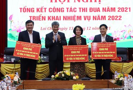 Đồng chí Chu Đình Ngữ  - Trưởng Ban Tổ chức Tỉnh ủy Yên Bái trao kinh phí hỗ trợ xây dựng nhà tình nghĩa năm 2022 của Cụm thi đua số 1 cho 3 tỉnh: Lai Châu, Thái Nguyên và Lào Cai