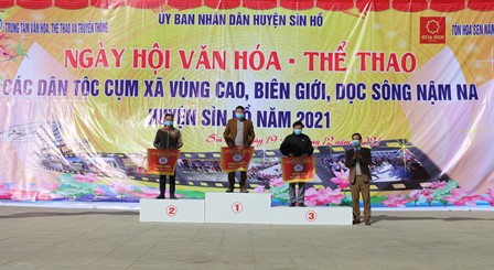 Đồng chí Nguyễn Minh Thành - Giám đốc Trung tâm văn hóa, thể thao và Truyền thông huyện trao giải Nhất, Nhì, Ba môn kéo co