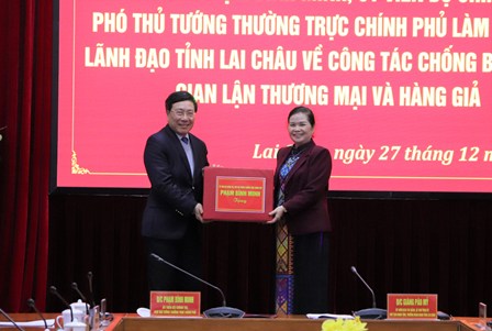 Đồng chí Phó Thủ tướng Thường trực Chính phủ đã tặng quà cho tỉnh Lai Châu