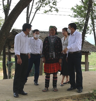 Đồng chí Hoàng Thọ Trung - Tỉnh ủy viên, Bí thư Huyện ủy Sìn Hồ (ngoài cùng bên phải) gặp gỡ người dân ở cơ sở