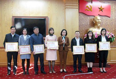 Đồng chí Đào Thị Bích Vân - Tỉnh ủy viên, Chánh Văn phòng Tỉnh ủy trạo giấy chứng danh hiệu Chiến sĩ thi đua cấp cơ sở năm 2021 cho các cá nhân