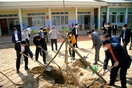 Các đại biểu trồng cây lưu niệm tại điểm trường Sam Sẩu