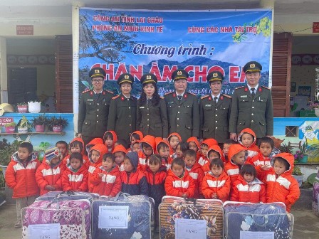 Cán bộ chiến sỹ phòng An ninh kinh tế tặng quà cho học sinh trường mầm non Tung Qua Lìn, huyện Phong Thổ