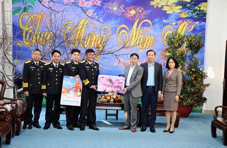 Đoàn Công tác Bộ Tham mưu Quân chủng Hải quân tặng quà, chúc Tết Tỉnh ủy Lai Châu