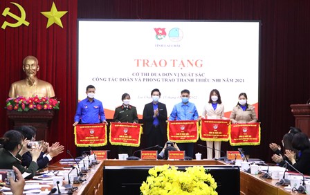 Đồng chí Nguyễn Tiến Thịnh – TUV, Bí thư Tỉnh đoàn, Chủ tịch Hội LHTN Việt Nam tỉnh trao Cờ thi đua đơn vị xuất sắc công tác Đoàn và phong trào thanh thiếu nhi năm 2021 cho các tập thể.