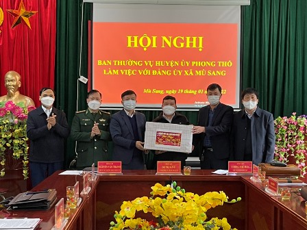 Thừa ủy quyền của Tỉnh ủy, HĐND-UBND, ủy ban Mặt trận tổ quốc Việt Nam tỉnh, lãnh đạo huyện Phong Thổ trao quà cho xã Mù Sang