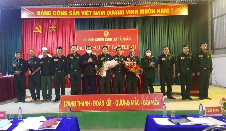 Đồng chí Bùi Văn Tuấn - Phó Bí thư Thường trực Huyện ủy tặng hoa chức mững Ban Chấp hành Hội CCB khóa mới
