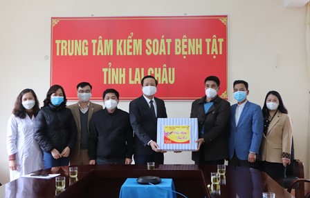 Đồng chí Lê Đức Dục – UVBTV Tỉnh ủy, Trưởng ban Tuyên giáo Tỉnh ủy thăm, tặng quà Trung tâm Kiểm soát bệnh tật tỉnh