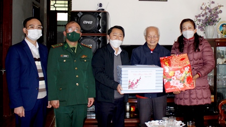 Đoàn công tác của tỉnh thăm, tặng quà Tết gia đình người có công Nguyễn Thành Long – thôn Thống Nhất, thị trấn Phong Thổ