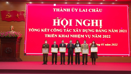 Đồng chí Tống Thanh Bình - UVBTV Tỉnh ủy, Bí thư Thành ủy trao Giấy khen cho các tập thể viên có thành tích xuất sắc trong thực hiện nhiệm vụ xây dựng Đảng năm 2021