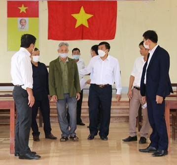 Đồng chí Hoàng Thọ Trung - Tỉnh ủy viên, Bí thư Huyện ủy gặp gỡ người dân ở cơ sở