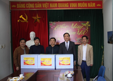 Đồng chí Lê Đức Dục - Ủy viên BTV Tỉnh ủy, Trưởng Ban Tuyên giáo Tỉnh ủy tặng quà Tết  các cơ quan báo chí Trung ương thường trú tại Lai Châu